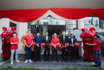 business new tamfitronics From left to right: Mr. Sky Lee, Head of AutoStore SEA, Swisslog, Encik Saiful Rizal, Head of Post Investment and Implementation, InvestPenang, Encik Muhammad Ghaddaffi, Director, MIDA Penang, Mr. Tan Yong Seng, Head of Customer Service SEA, Swisslog, Mr. Tham Kok Kee, Head of Engineering Academy, Penang Skills Development Centre (PSDC), Mr. Denish Kumar, Warehouse and Logistics Director, SEA, Ultra Clean Technology