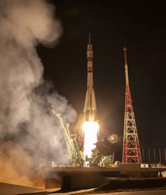 NASA Astronaut Don Pettit, Crewmates Arrive at Space Station